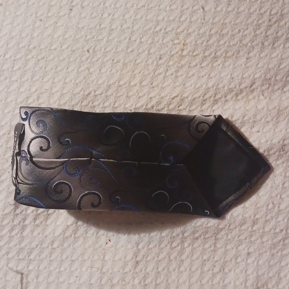 NWOT. Van Heusen Silk Tie. - Picture 2 of 3